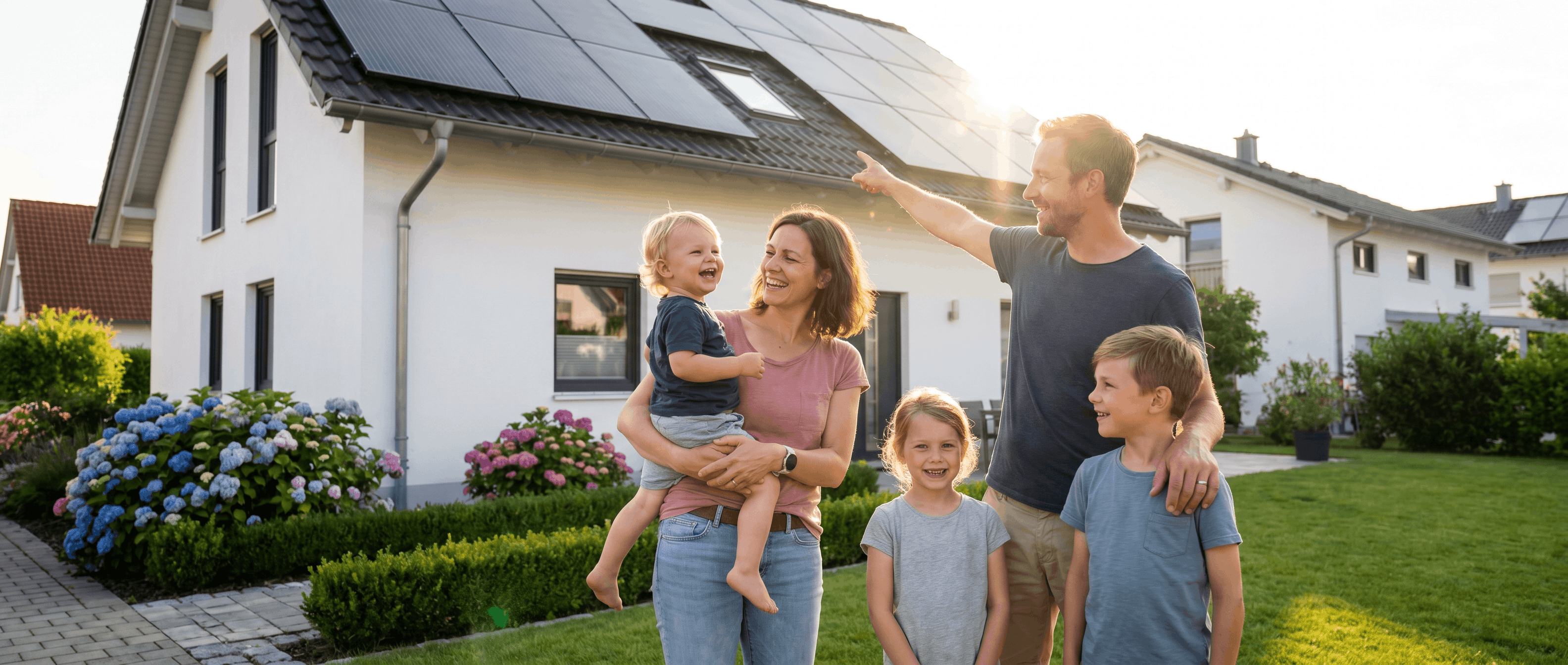 Familie vor Haus mit Solaranlage